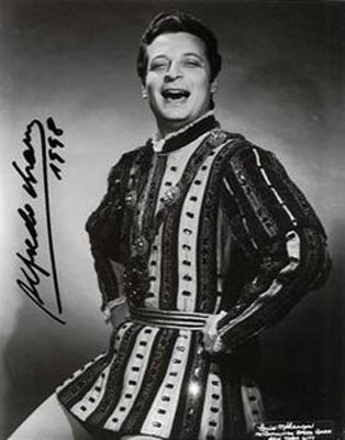 Alfredo Kraus en el papel del “Duque” en el “Rigoletto” de Verdi,
en su debut en el Metropolitan Opera de Nueva York. Fuente: Wikipedia.