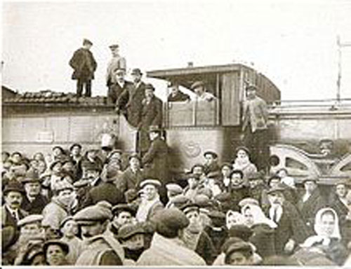 Llegada del tren inaugural de la línea Cinco Casas – Tomelloso.
Fuente: Wikipedia