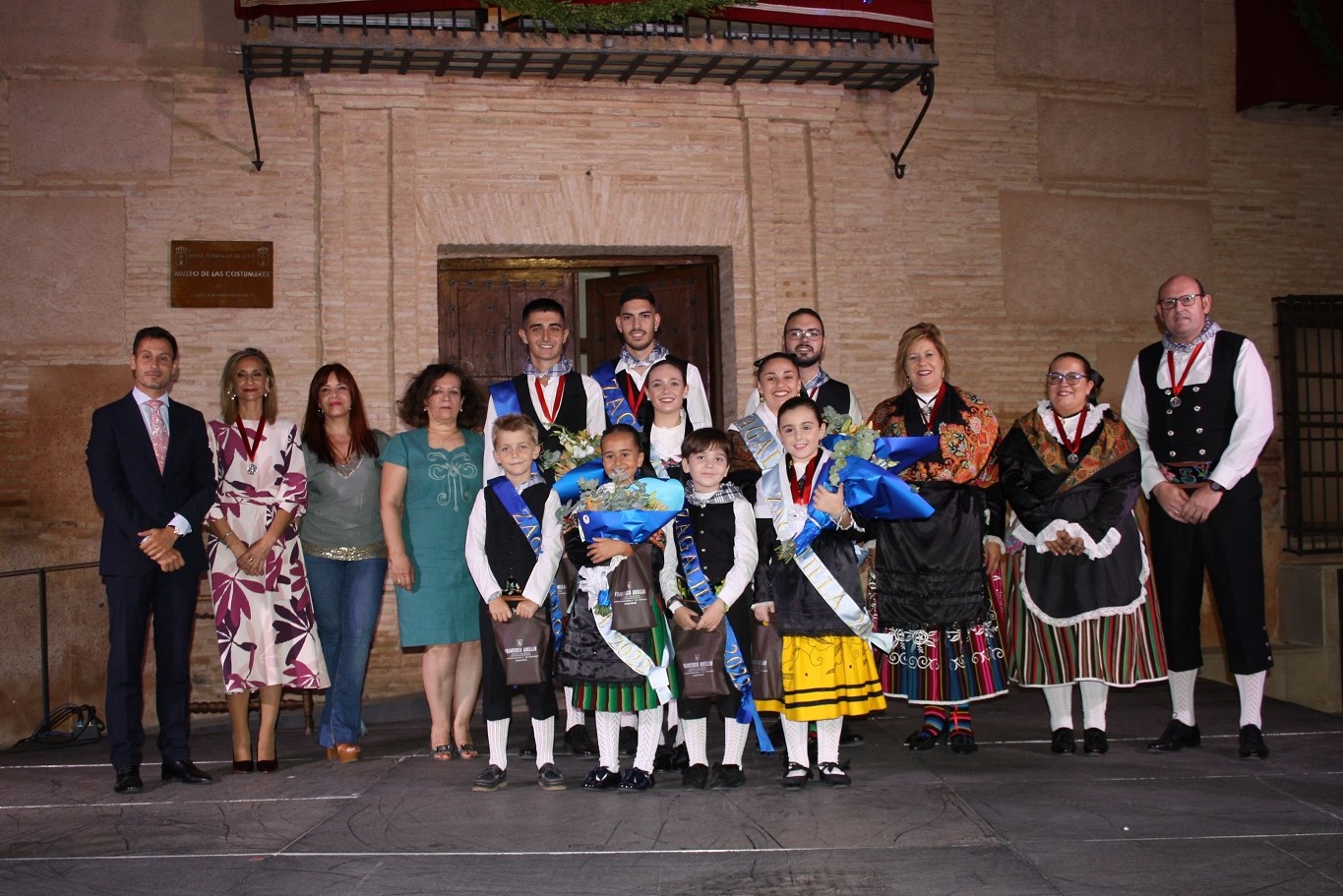 inauguración fiestas, autoridades con zagalas y zagales