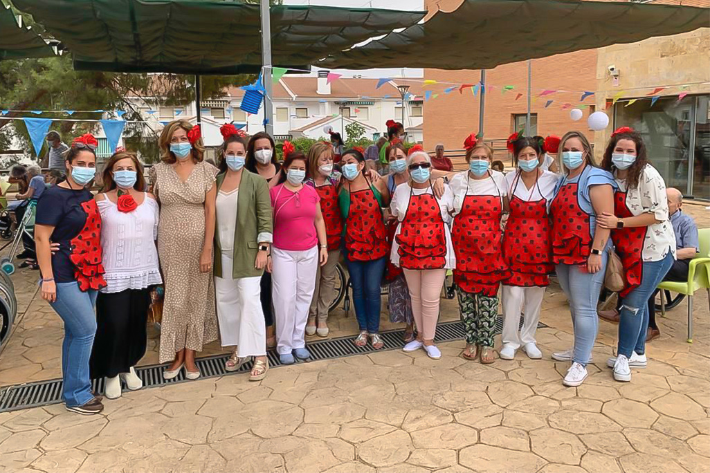 Posando con parte de la plantilla que asiste a las personas residentes