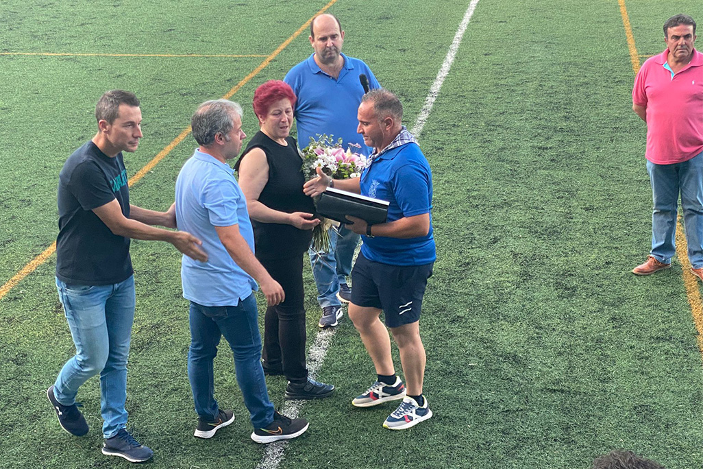 Entrega de la placa homenaje