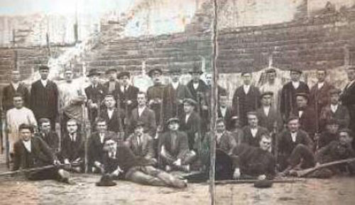 Quintos de Tomelloso en el antiguo coso tomellosero.
Fuente: “Geografía Afectiva” de Sergio Herizo Maestre.
