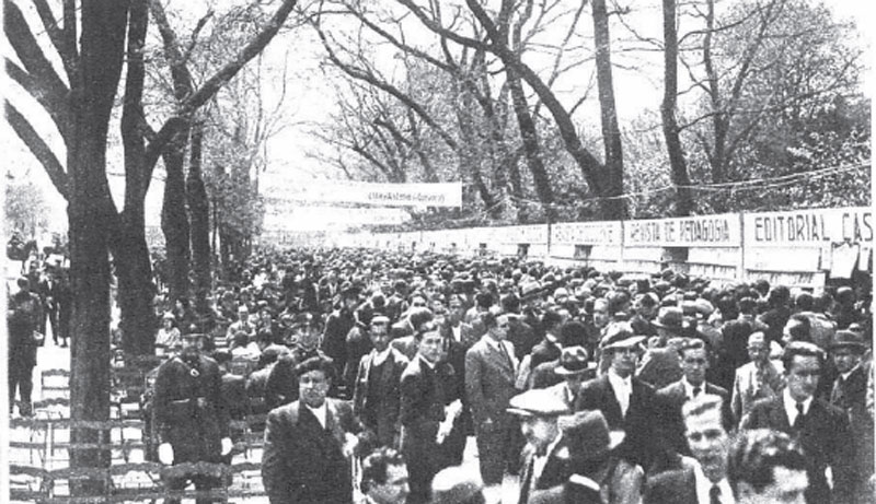 Feria del libro en 1933. Fuente: dbe.rah.es