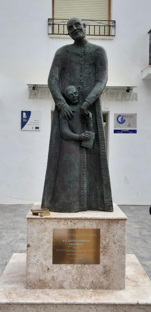Escultura homenaje a Calixto Hornero en Pozuelo de Calatrava.
Fuente: escolapiosbetania.org