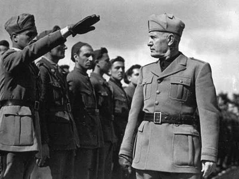 Mussolini pasa revista a las tropas listas para embarcar hacia el Cuerno de África. Fuente: es.wikipedia.org