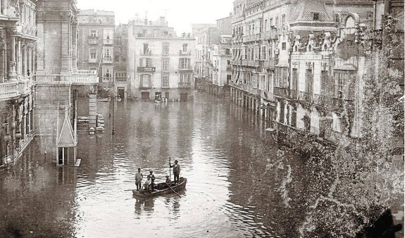 La Plaza de Cartagena inundada en1919. Fuente: laverdad.es