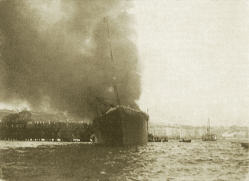 “Cabo Machichaco” incendiando en el muelle de Santander. Fuente: es.wikipedia.org