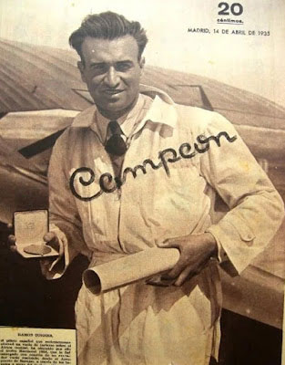 Ramón Torres mostrando la medalla del Trofeo Harmon y el diploma acreditativo.
Fuente: museoaviacionmilitarespaola.blogspot.com