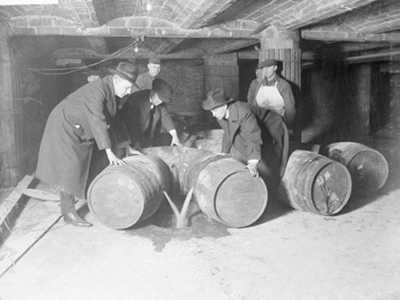Agentes de prohibición destruyendo barriles de alcohol en 1921.
Fuente: es.wikipedia.org