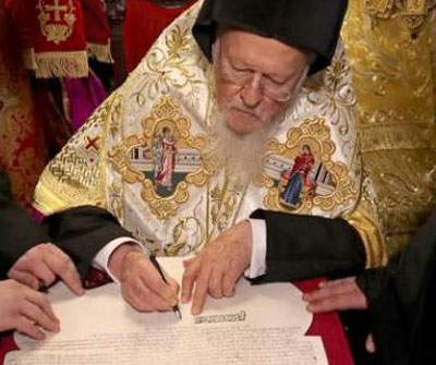 Firma del decreto de autocefalia de la Iglesia Ucraniana. Fuente: lavanguardia.com