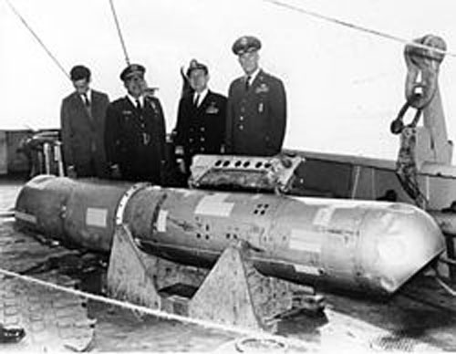 La bomba nuclear B28RI, recuperada en el mar. Fuente: es.wikipedia.org