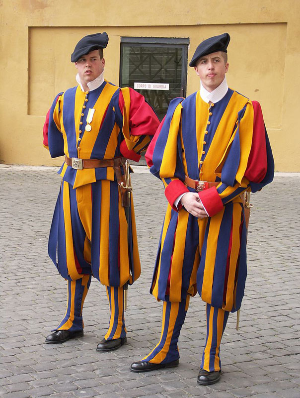 Guardia suiza con su popular traje oficial. Fuente: es.wikipedia.org