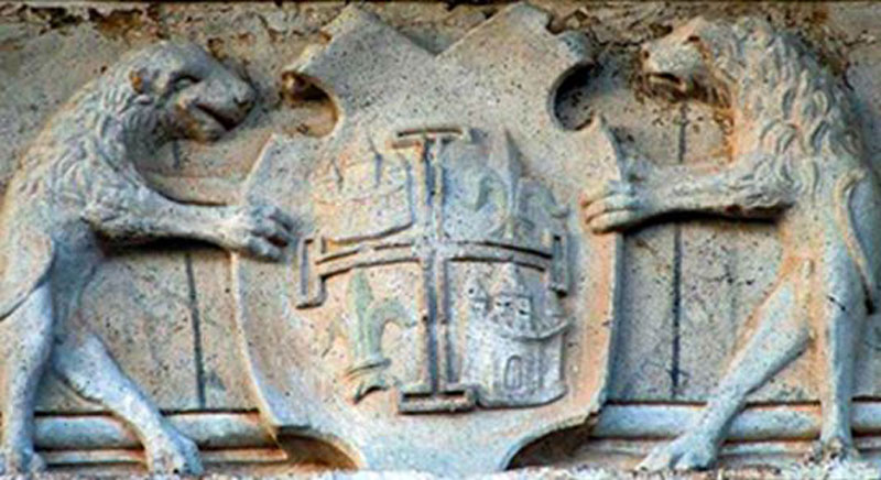 Detalle del escudo en la Casa de los Condes de las Cabezuelas en la Plaza Mayor de Campo de Criptana. Fuente: herencia.net/2013-07-16-los-condes-de-la-cabezuelas