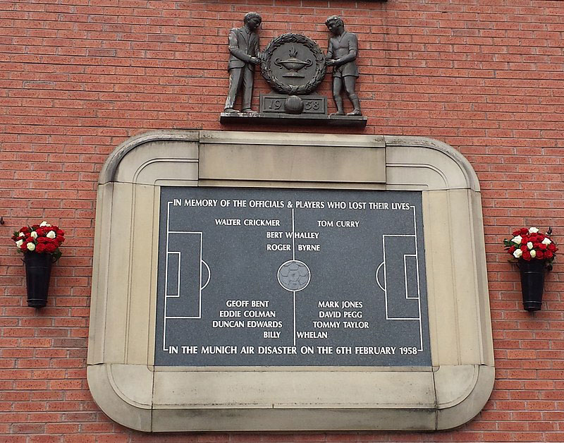Placa en Old Trafford como tributo a los jugadores que murieron en el desastre aéreo de Múnich. Fuente: es.wikipedia.org