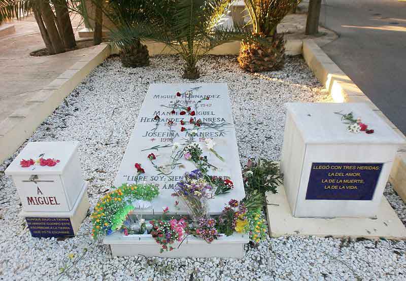 Tumba de Miguel Hernández, Manuel Miguel Hernández y Josefina Manresa en el Cementerio municipal de Alicante. Fuente: es.wikipedia.org