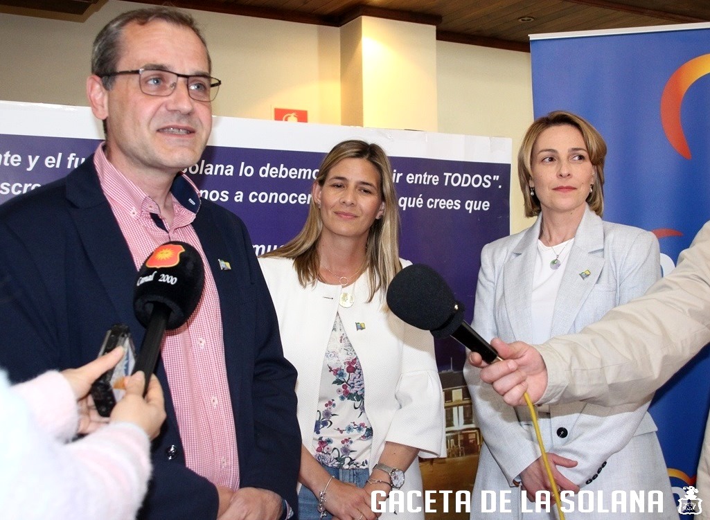 Antonio Valiente, Carolina Agudo y Luisa Márquez atienden a la prensa momentos antes del acto
