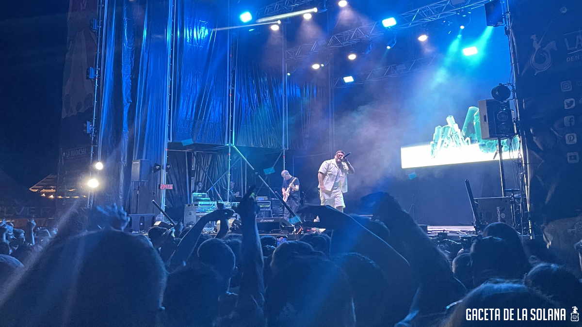 Delaossa en plena actuación ante el delirio de los asistentes