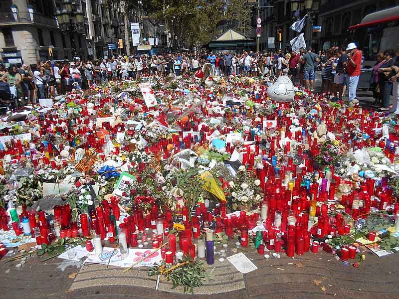 Ofrendas en memoria de las víctimas del atentado en el pavimento Miró. Fuente: blogs.publico.es