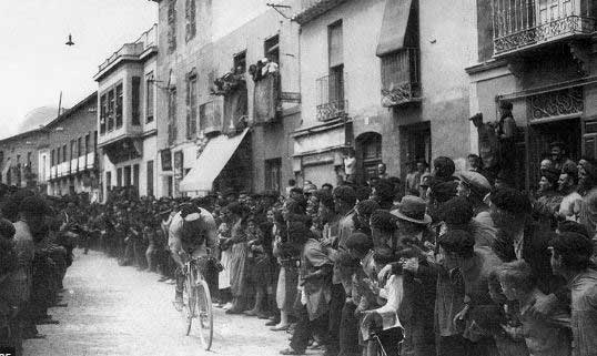 Vuelta ciclista a Tomelloso en 1934.Fuente: pinterest.es