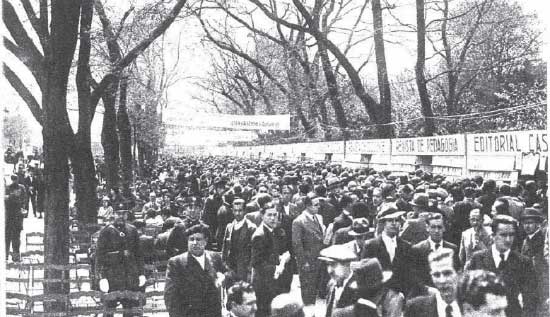 Feria del libro en 1933. Fuente: dbe.rah.es