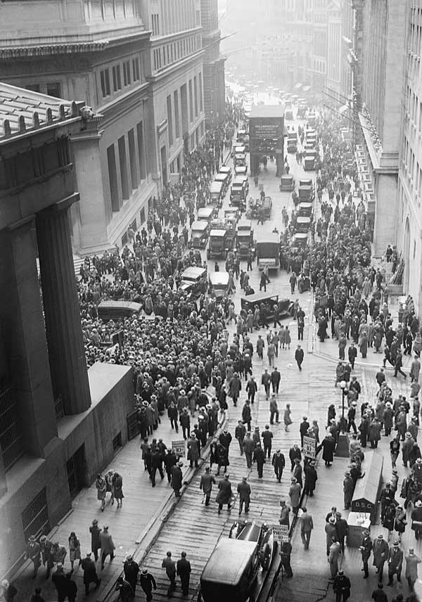 Multitud reunida en Wall Street durante el crack de 1929. Fuente: es.wikipedia.org