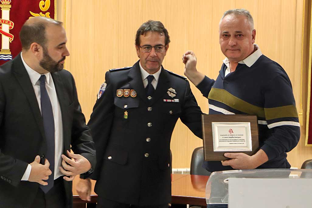El-policía-local-Javier-Delgado,-a-la-derecha,-tras-recibir-la-placa-al-valor