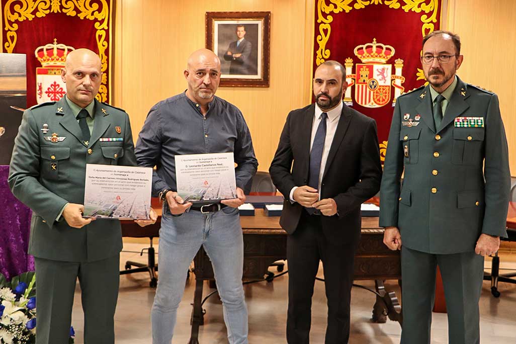 Entrega-de-las-placas-al-valor-a-los-agentes-beneméritos-María-del-Carmen-Hinojosas-y-Leonardo-Castellanos