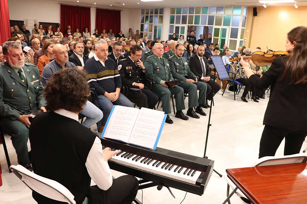 Componente-de-Musicordae,-intepretendo-una-de-las-emotivas-piezas-durante-el-acto