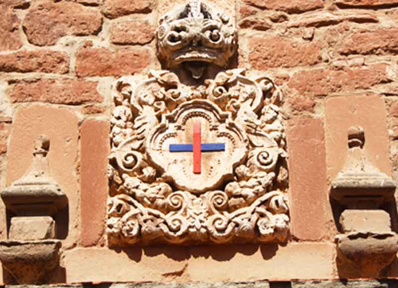 Escudo trinitario en el Convento alcazareño. Fuente: turismoalcazar.es