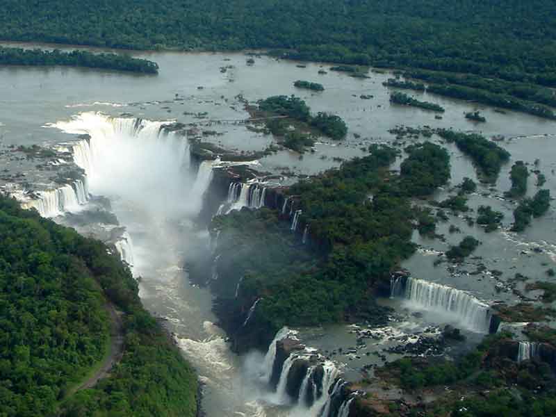 Cataratas del Iguazú, en la frontera entre Brasil (izquierda) y Argentina (derecha).
