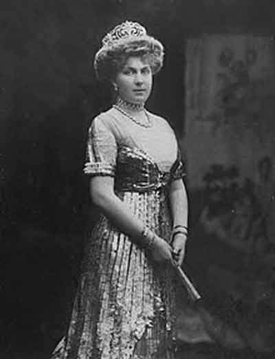Victoria Eugenia fotografiada por Kaulak (1910). Fuente: es.wikipedia.org