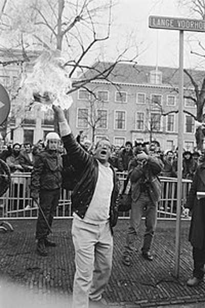Un manifestante quemando un ejemplar de “Los versos satánicos”. Fuente: es.wikipedia.org