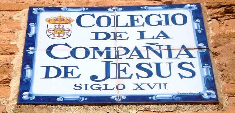 Azulejos en el Colegio de la Compañía de Jesús, en la vecina localidad de Almagro. Fuente: palomatorrijos.blogspot.com.