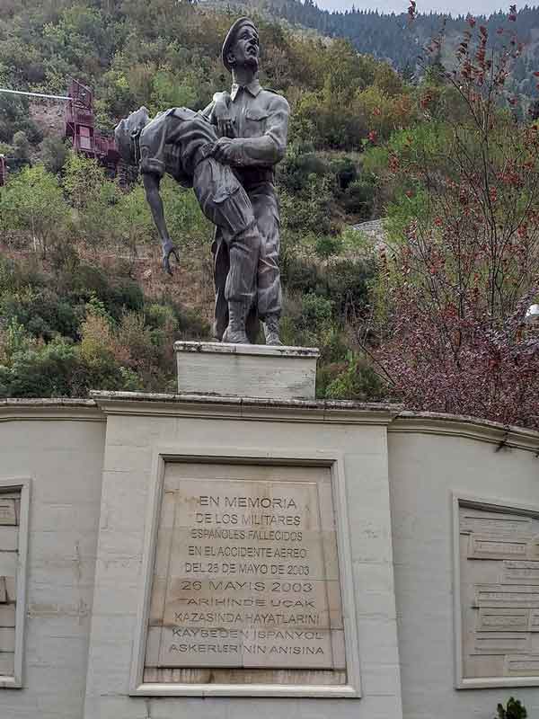 Monumento del accidente del Yakolev-42 en Maçka (Turquía). Fuente: es.wikipedia.org