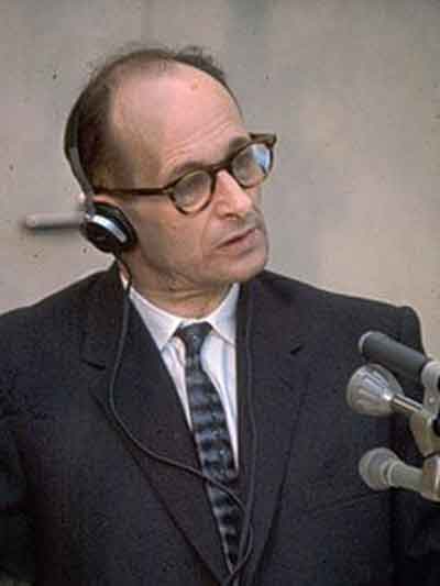 Adolf Eichman en el juicio previo a su muerte. Fuente: es.wikipedia.org