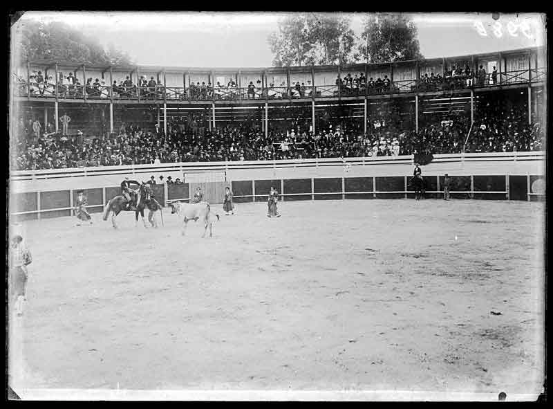 Mujeres toreras en 1900. Fuente: es.wikipedia.org