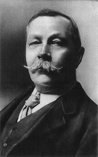 Conan Doyle fotografiado por Arnold Genthe (1914). Fuente: es.wikipedia.org