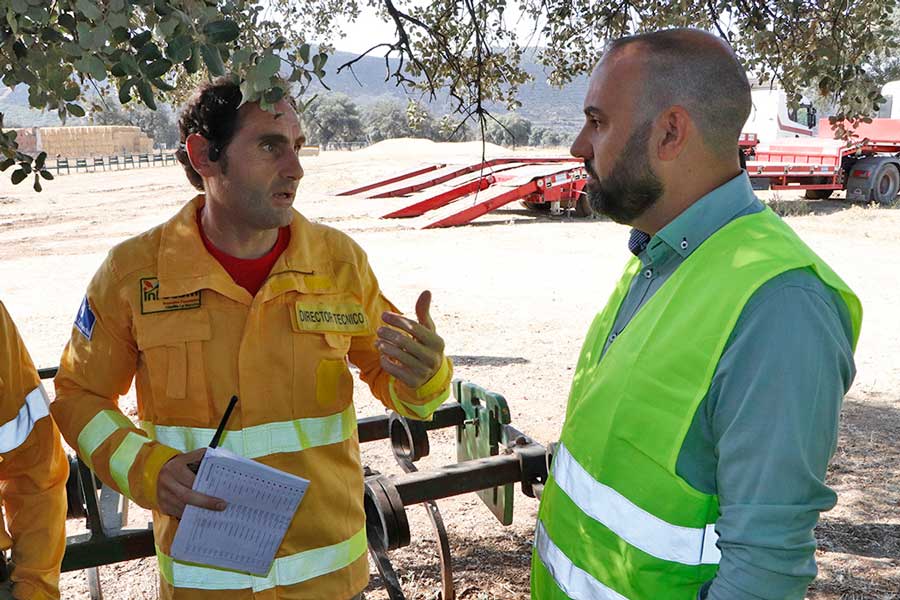 Ruiz-conversa-con-el-director-técnico-del-operativo-INFOCAM