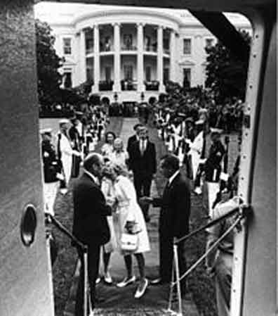 Nixon abandonando la Casa Blanca. Fuente: es.wikipedia.org