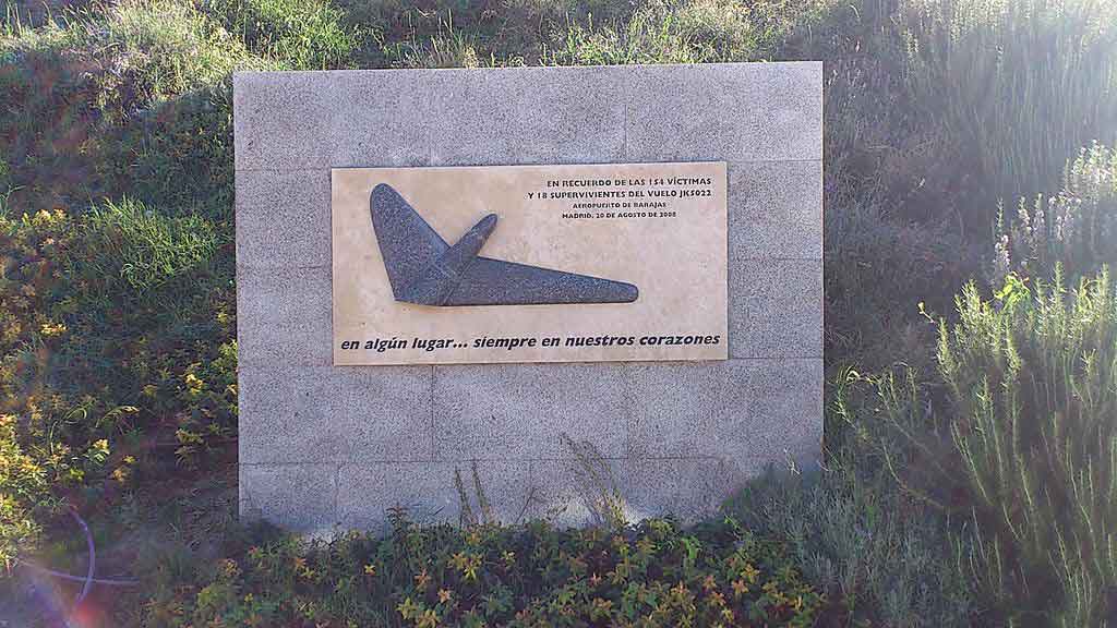 Placa en recuerdo de las víctimas, en el Parque Juan Carlos I de Madrid. Fuente: es.wikipedia.org
