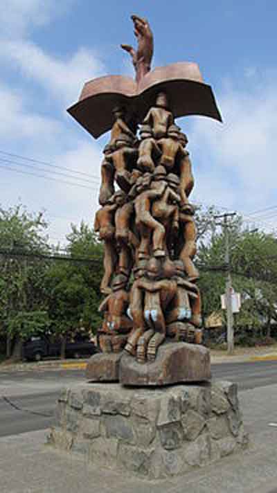 Monumento conmemorativo a los 33 mineros. Fuente: es.wikipedia.org