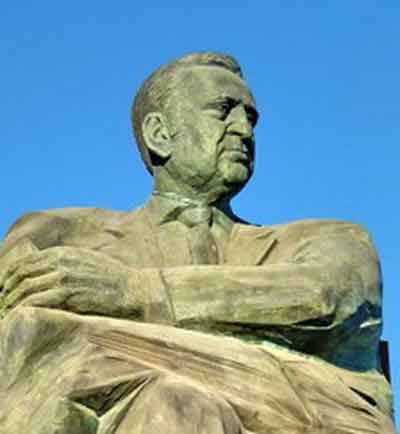Estatua de Esteban López Vega, por Javier Galán (2010). Fuente: esculturayarte.com