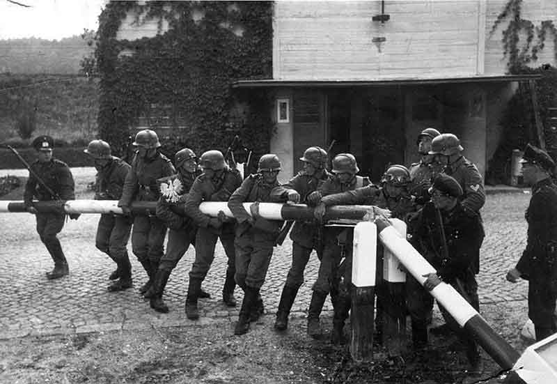 La Wehrmacht cruzando la frontera polaca. Fuente: es.wikipedia.org