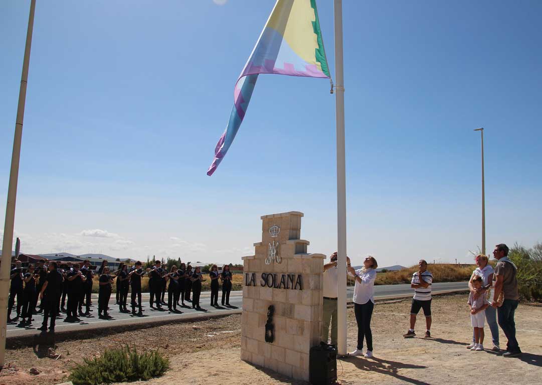 --Virgen-izado-bandera