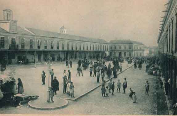 Antigua postal de la Plaza de la Constitución. Fuente: plusesmas.com