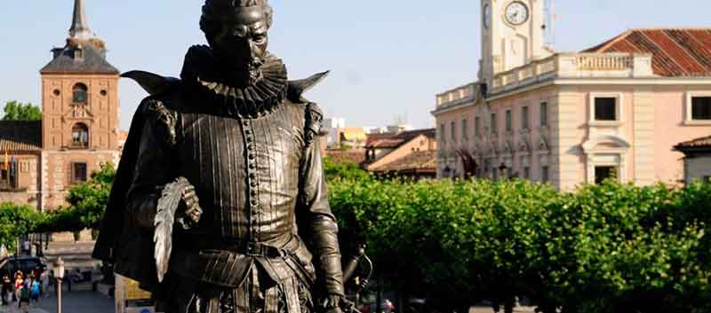 Monumento a Cervantes en la ciudad alcalaína. Fuente: abrasador.com