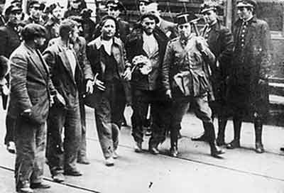 Prisioneros de la Guardia Civil y de Asalto en Asturias. Fuente: es.wikipedia.org