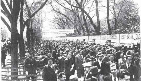 Feria del libro en 1933. Fuente: dbe.rah.es