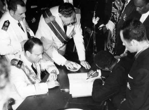 Firma de la independencia de Guinea Ecuatorial por el ministro español Manuel Fraga y el presidente Nguema. Fuente: es.wikipedia.org