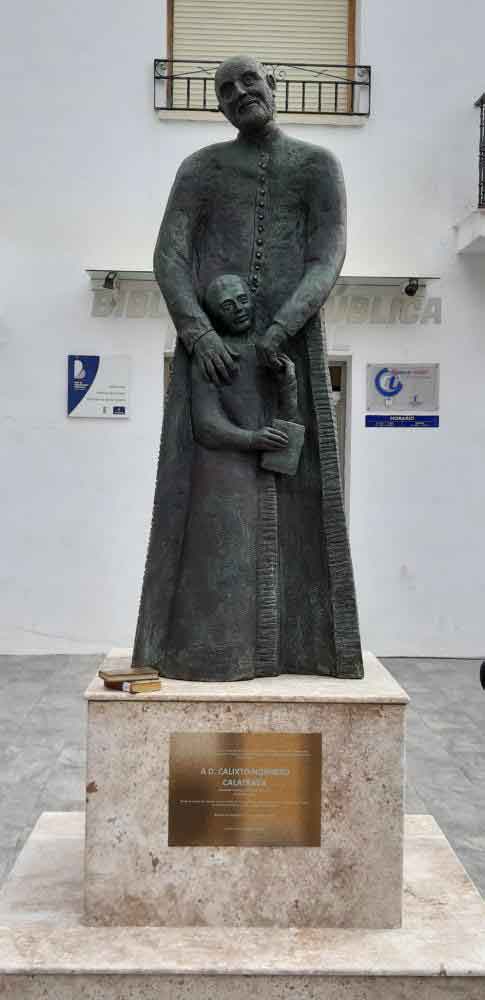 Escultura homenaje a Calixto Hornero en Pozuelo de Calatrava. Fuente: escolapiosbetania.org